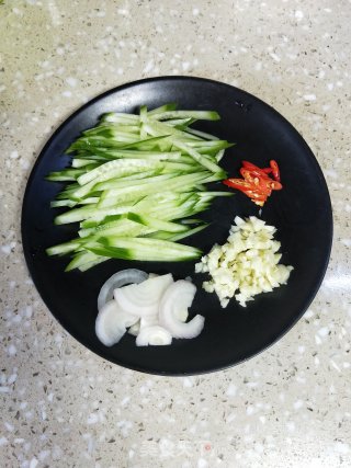 黄瓜炒豆芽的做法步骤：3