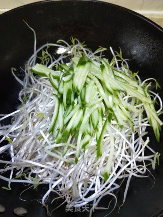 黄瓜炒豆芽的做法步骤：5