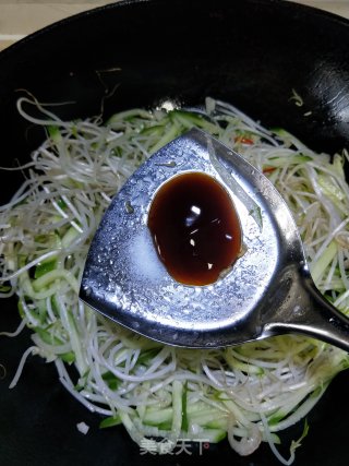黄瓜炒豆芽的做法步骤：6