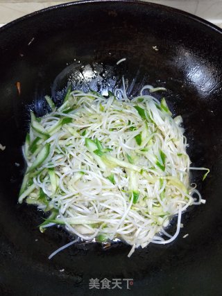 黄瓜炒豆芽的做法步骤：7