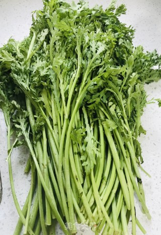 油泼茼蒿菜的做法步骤：1