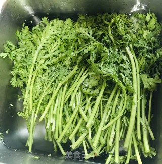 油泼茼蒿菜的做法步骤：2