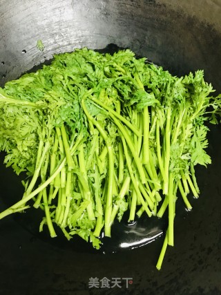 油泼茼蒿菜的做法步骤：4