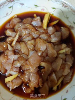红椒炒鸡胸肉的做法步骤：2