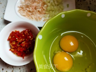 虾皮剁椒炒鸡蛋的做法步骤：2