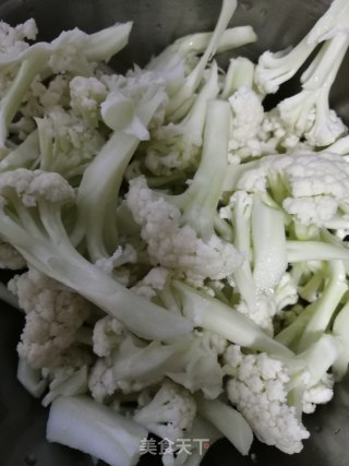 红油豆瓣酱炒花菜的做法步骤：1