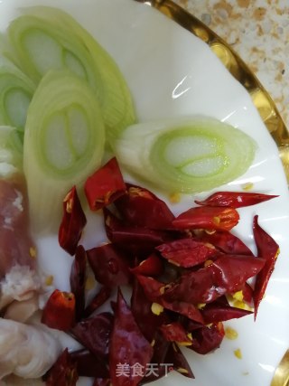 五花肉宽粉炖奶白菜的做法步骤：3