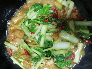 五花肉宽粉炖奶白菜的做法步骤：9