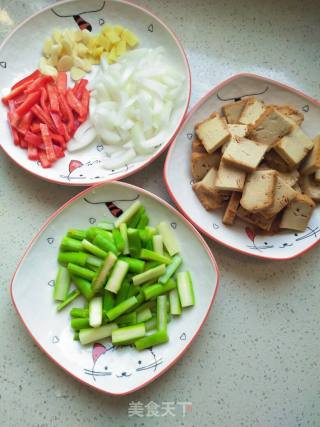 素鸡豆腐炒芦笋的做法步骤：4
