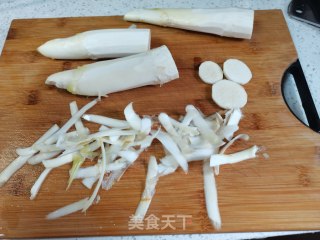 肉丝炒茭白的做法步骤：1