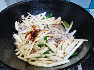 肉丝炒茭白的做法步骤：7