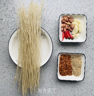 自制酸辣粉的做法步骤：1