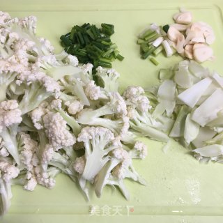 油渣炒花菜的做法步骤：1