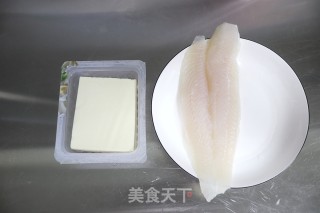 巴沙鱼烩豆腐的做法步骤：1