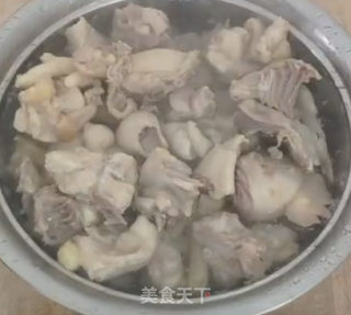 鸡肉焖薯仔的做法步骤：1
