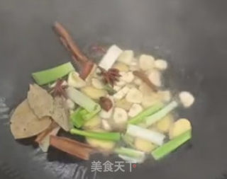 鸡肉焖薯仔的做法步骤：3