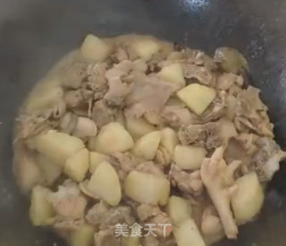 鸡肉焖薯仔的做法步骤：5