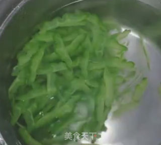 苦瓜煎蛋饼的做法步骤：1