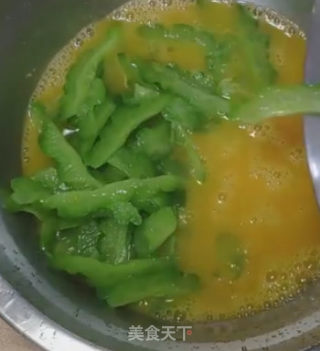 苦瓜煎蛋饼的做法步骤：2