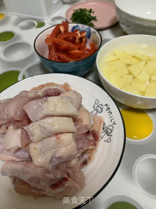 土豆炒鸡块的做法步骤：1