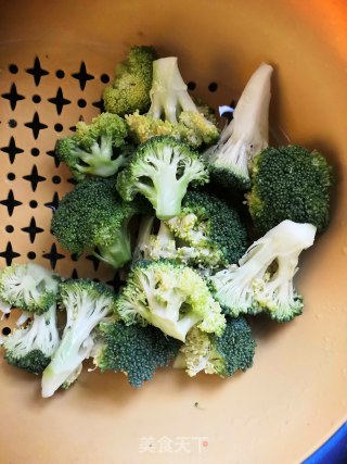 西兰花炒香菇的做法步骤：1