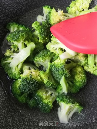 西兰花炒香菇的做法步骤：3