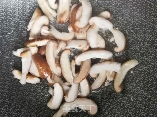 西兰花炒香菇的做法步骤：5