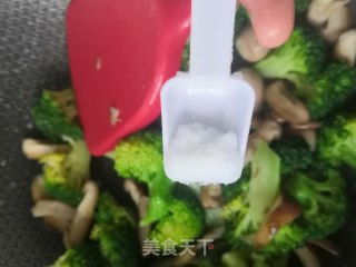 西兰花炒香菇的做法步骤：7