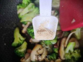 西兰花炒香菇的做法步骤：9