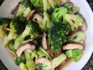 西兰花炒香菇的做法步骤：10