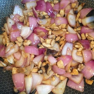 香菇鸡丁炒洋葱的做法步骤：4