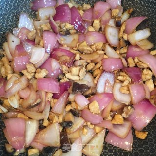 香菇鸡丁炒洋葱的做法步骤：5