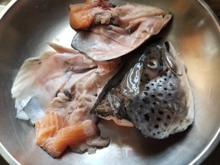三文鱼头海带豆腐汤的做法步骤：2