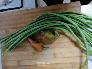 素炒豇豆的做法步骤：1