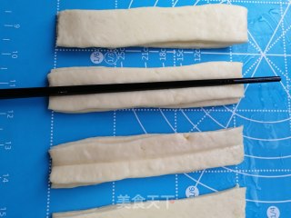 炸油条的做法步骤：10