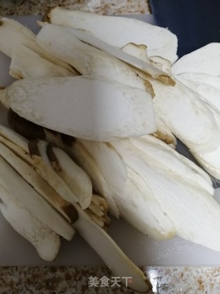 响油手撕杏鲍菇的做法步骤：1