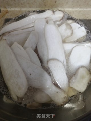 响油手撕杏鲍菇的做法步骤：2