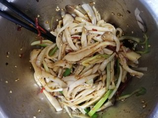 响油手撕杏鲍菇的做法步骤：7