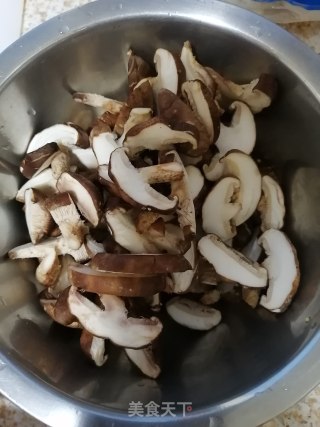 小炒香菇荷包蛋的做法步骤：2