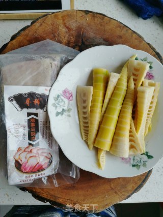 春笋炒腊肉的做法步骤：1