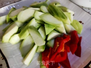 白玉菇炒丝瓜的做法步骤：2