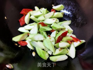 白玉菇炒丝瓜的做法步骤：5