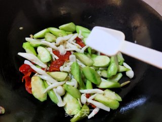 白玉菇炒丝瓜的做法步骤：7