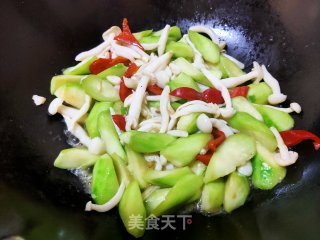 白玉菇炒丝瓜的做法步骤：8