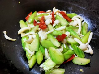 白玉菇炒丝瓜的做法步骤：9