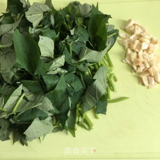 蒜片炒红薯叶的做法步骤：1