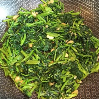 蒜片炒红薯叶的做法步骤：4