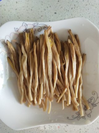 干炸黄花菜的做法步骤：1