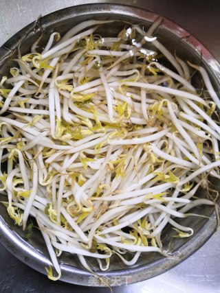 清炒豆芽的做法步骤：1