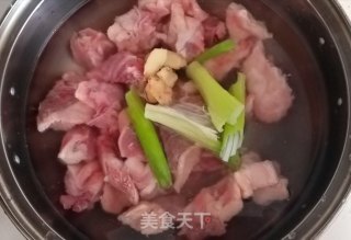 老鸭八珍玉米汤的做法步骤：1